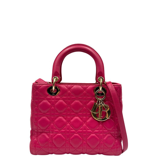 front Borsa Lady Dior in pelle cannage fucsia con parti metalliche dorate; munita di doppi manici e una tracolla amovibile. Completa di dustbag, di lusso, originale, ottime condizioni. 