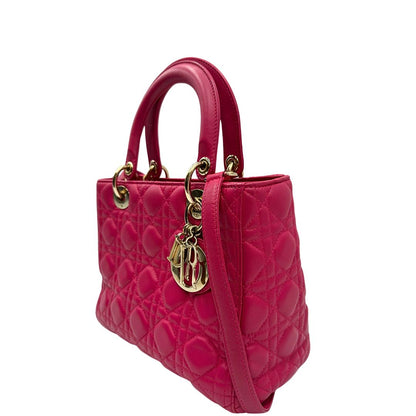 lato Borsa Lady Dior in pelle cannage fucsia con parti metalliche dorate; munita di doppi manici e una tracolla amovibile. Completa di dustbag, di lusso, originale, ottime condizioni. 