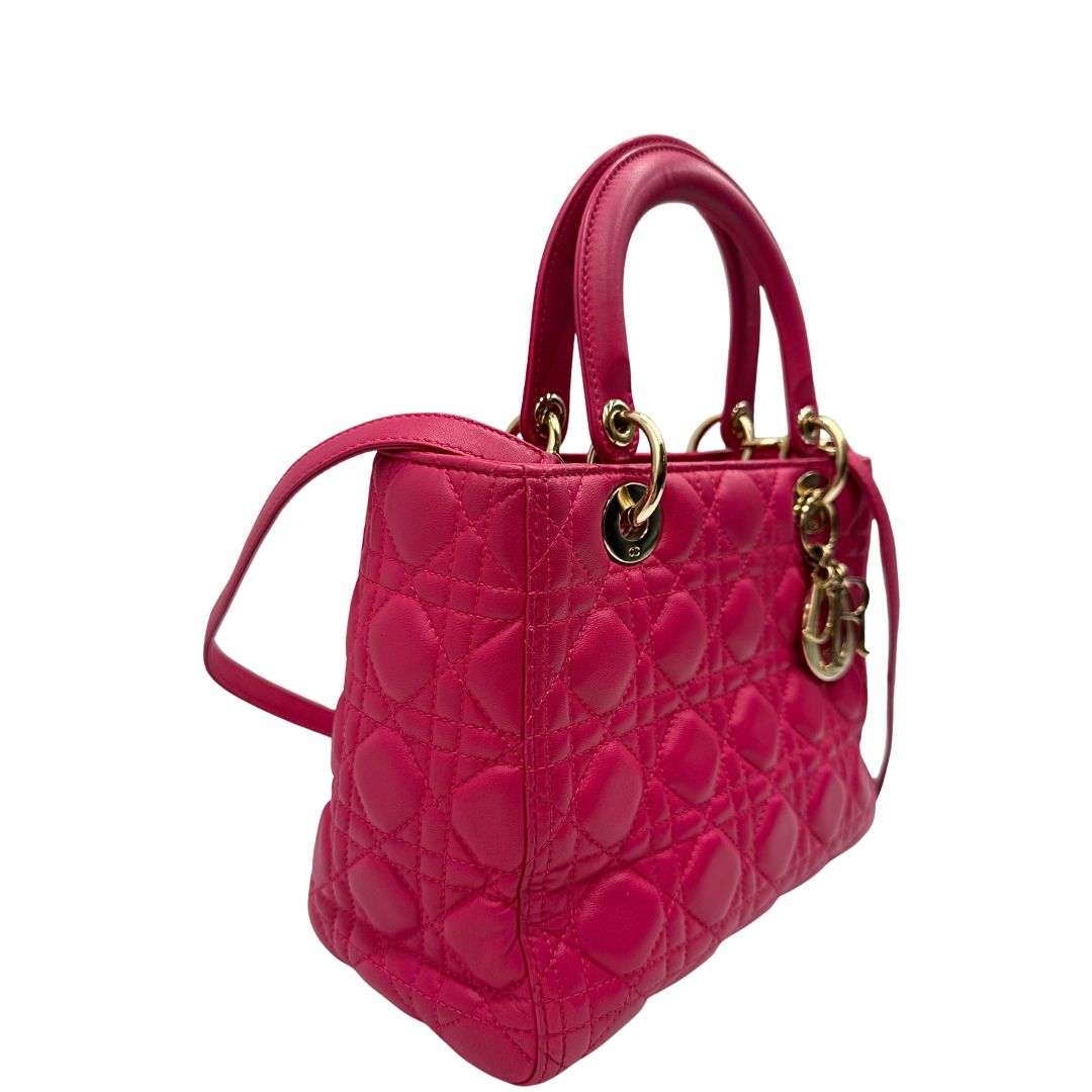 lato della Borsa Lady Dior in pelle cannage fucsia con parti metalliche dorate; munita di doppi manici e una tracolla amovibile. Completa di dustbag, di lusso, originale, ottime condizioni. 