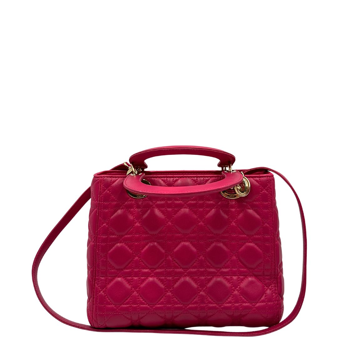retro Borsa Lady Dior in pelle cannage fucsia con parti metalliche dorate; munita di doppi manici e una tracolla amovibile. Completa di dustbag, di lusso, originale, ottime condizioni. 