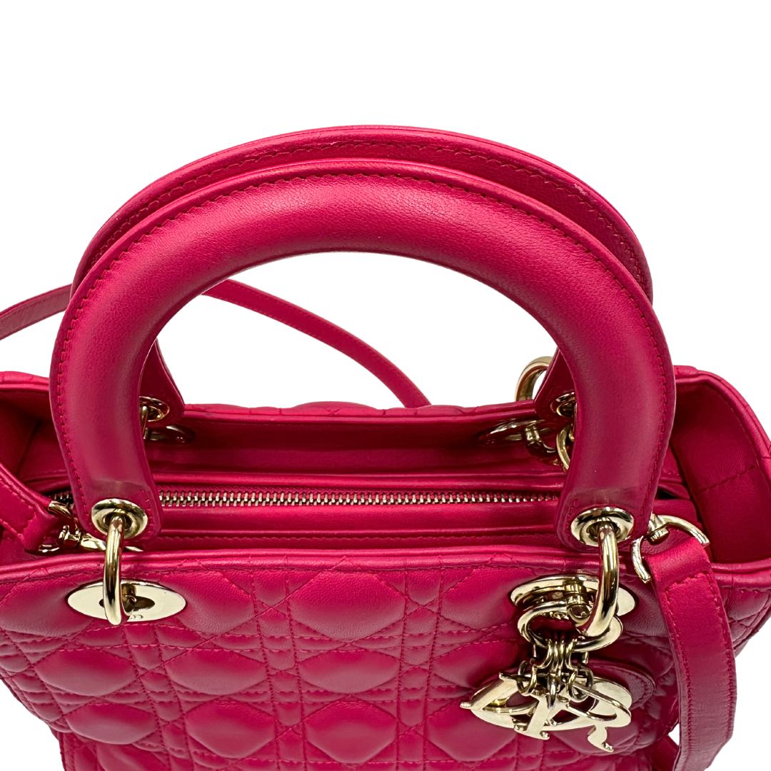 manici Borsa Lady Dior in pelle cannage fucsia con parti metalliche dorate; munita di doppi manici e una tracolla amovibile. Completa di dustbag, di lusso, originale, ottime condizioni. 
