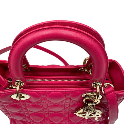 manici Borsa Lady Dior in pelle cannage fucsia con parti metalliche dorate; munita di doppi manici e una tracolla amovibile. Completa di dustbag, di lusso, originale, ottime condizioni. 