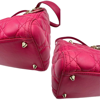 angoli Borsa Lady Dior in pelle cannage fucsia con parti metalliche dorate; munita di doppi manici e una tracolla amovibile. Completa di dustbag, di lusso, originale, ottime condizioni. 