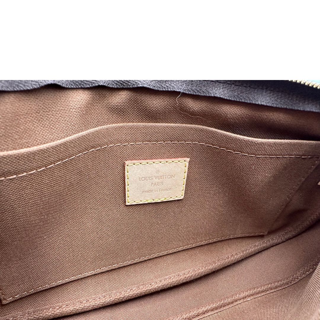 Interno di una Multi Pochette Accessoires Louis Vuitton in canvas marrone monogram con dettagli in vacchetta naturale, manico in catena dorata e tracolla in tessuto Jacquard rosa. Dotata del classico mini portamonete rotondo, rimovibile. Munita di scatola.