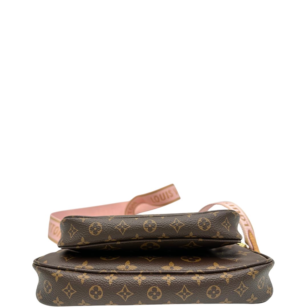 Base di una Multi Pochette Accessoires Louis Vuitton in canvas marrone monogram con dettagli in vacchetta naturale, manico in catena dorata e tracolla in tessuto Jacquard rosa. Dotata del classico mini portamonete rotondo, rimovibile. Munita di scatola.