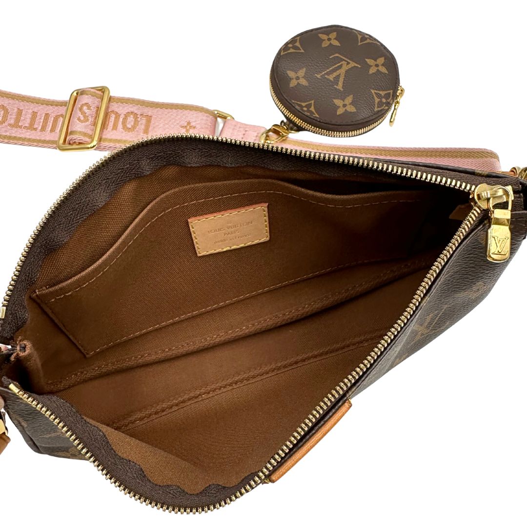 Interno di una Multi Pochette Accessoires Louis Vuitton in canvas marrone monogram con dettagli in vacchetta naturale, manico in catena dorata e tracolla in tessuto Jacquard rosa. Dotata del classico mini portamonete rotondo, rimovibile. Munita di scatola.