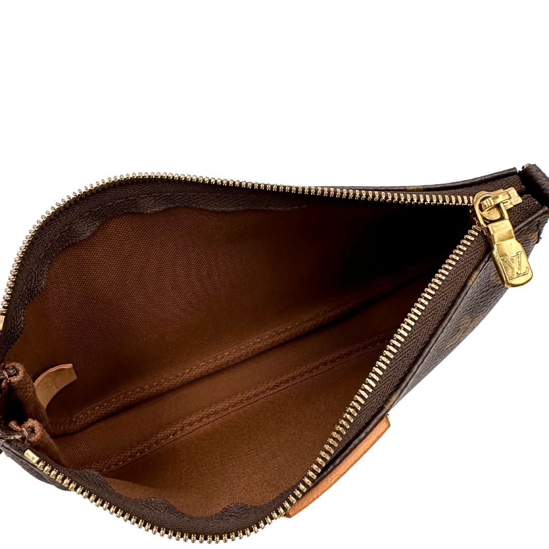 Interno di una Multi Pochette Accessoires Louis Vuitton in canvas marrone monogram con dettagli in vacchetta naturale, manico in catena dorata e tracolla in tessuto Jacquard rosa. Dotata del classico mini portamonete rotondo, rimovibile. Munita di scatola.