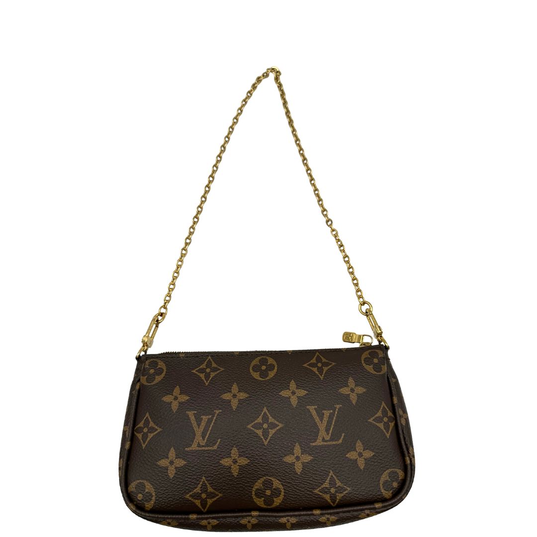Retro di una Multi Pochette Accessoires Louis Vuitton in canvas marrone monogram con dettagli in vacchetta naturale, manico in catena dorata e tracolla in tessuto Jacquard rosa. Dotata del classico mini portamonete rotondo, rimovibile. Munita di scatola.