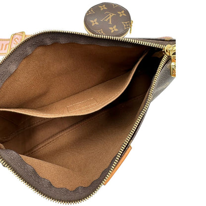 Interno di una Multi Pochette Accessoires Louis Vuitton in canvas marrone monogram con dettagli in vacchetta naturale, manico in catena dorata e tracolla in tessuto Jacquard rosa. Dotata del classico mini portamonete rotondo, rimovibile. Munita di scatola.