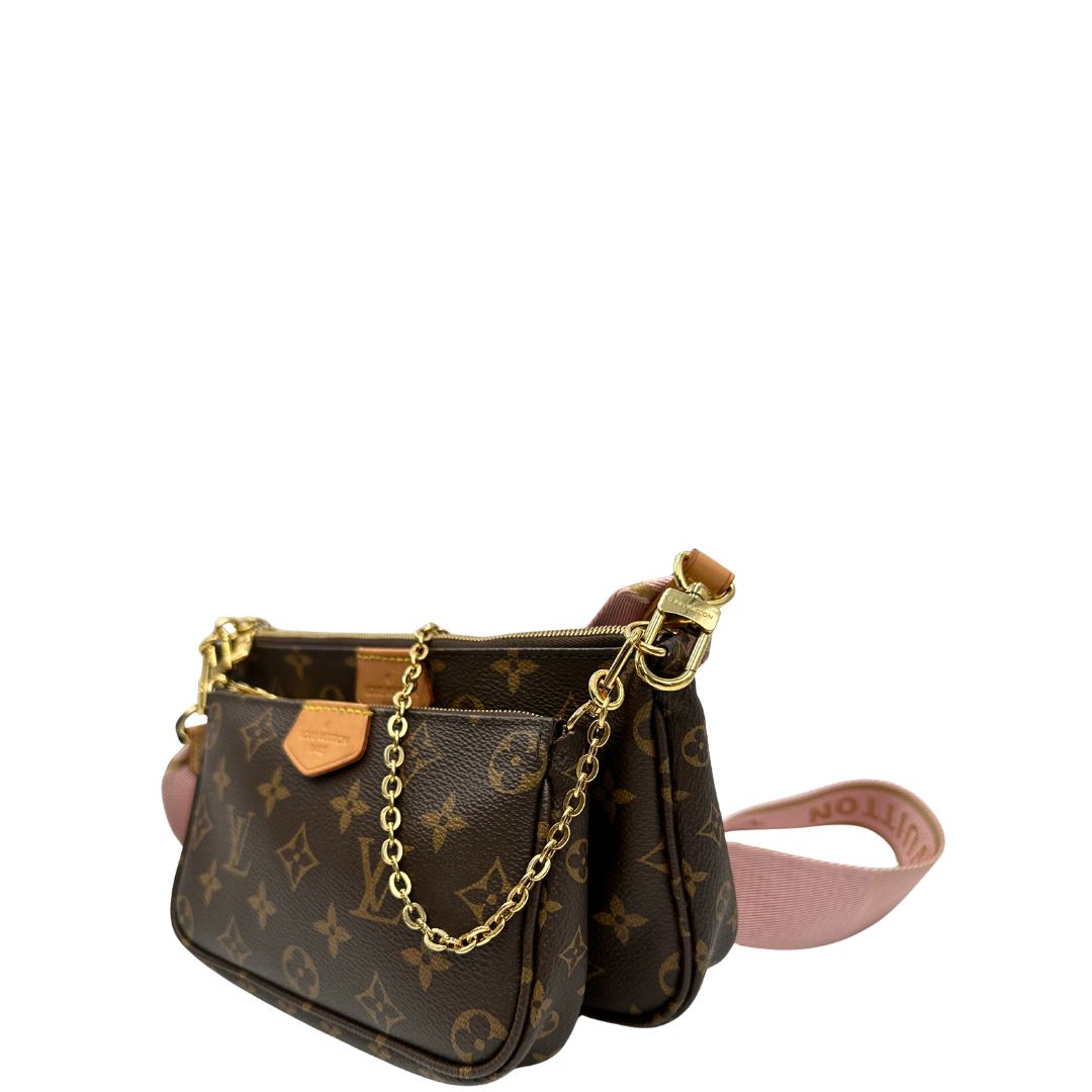 Laterale destro di una Multi Pochette Accessoires Louis Vuitton in canvas marrone monogram con dettagli in vacchetta naturale, manico in catena dorata e tracolla in tessuto Jacquard rosa. Dotata del classico mini portamonete rotondo, rimovibile. Munita di scatola.