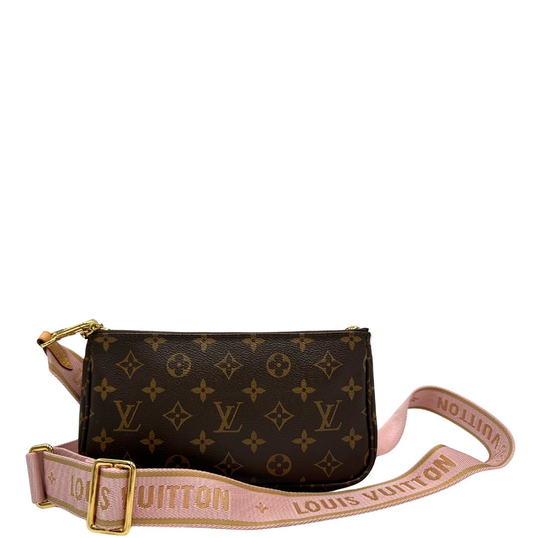 Retro di una Multi Pochette Accessoires Louis Vuitton in canvas marrone monogram con dettagli in vacchetta naturale, manico in catena dorata e tracolla in tessuto Jacquard rosa. Dotata del classico mini portamonete rotondo, rimovibile. Munita di scatola.