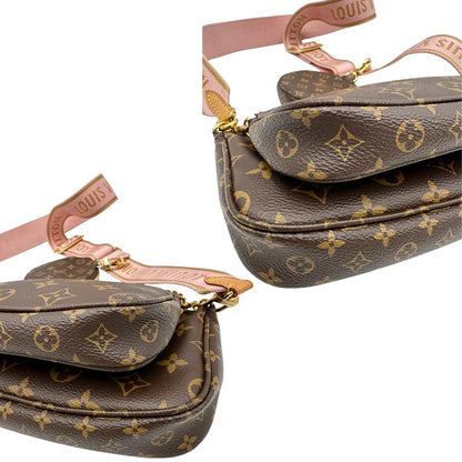 Angoli di una Multi Pochette Accessoires Louis Vuitton in canvas marrone monogram con dettagli in vacchetta naturale, manico in catena dorata e tracolla in tessuto Jacquard rosa. Dotata del classico mini portamonete rotondo, rimovibile. Munita di scatola.