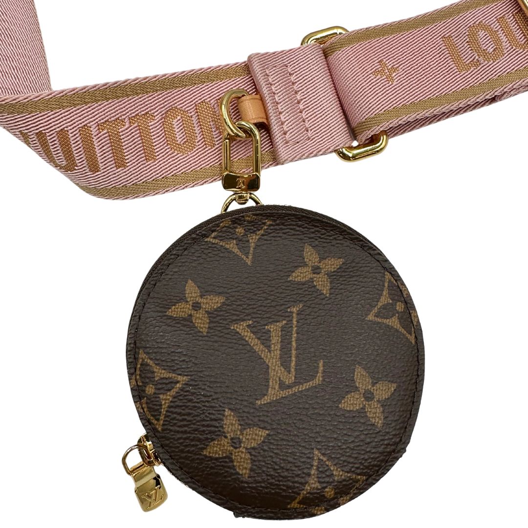 Pouch porta monete di una Multi Pochette Accessoires Louis Vuitton in canvas marrone monogram con dettagli in vacchetta naturale, manico in catena dorata e tracolla in tessuto Jacquard rosa. Munita di scatola.
