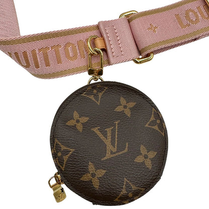 Pouch porta monete di una Multi Pochette Accessoires Louis Vuitton in canvas marrone monogram con dettagli in vacchetta naturale, manico in catena dorata e tracolla in tessuto Jacquard rosa. Munita di scatola.