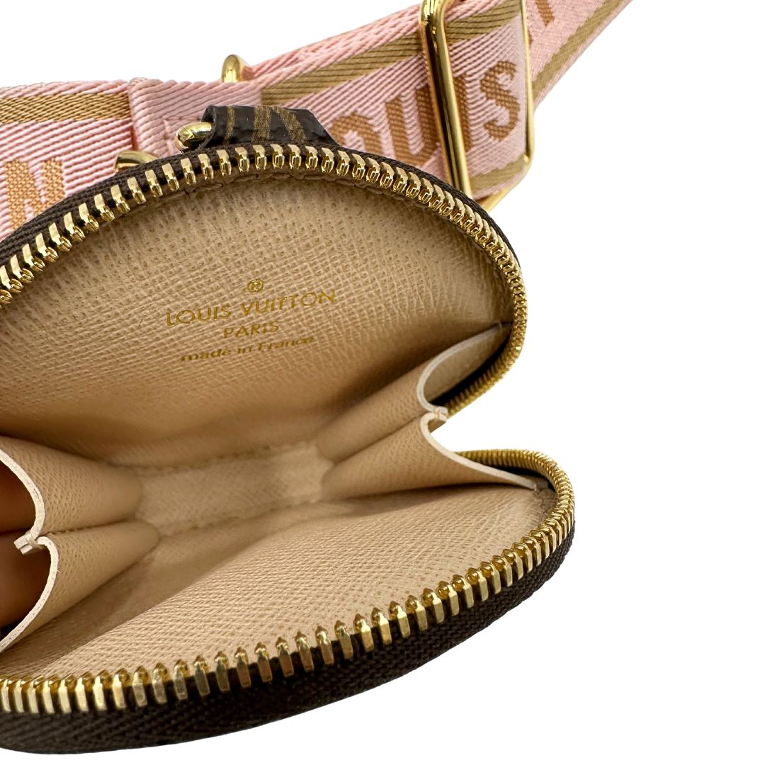 Interno della pouch porta monete di una Multi Pochette Accessoires Louis Vuitton in canvas marrone monogram con dettagli in vacchetta naturale, manico in catena dorata e tracolla in tessuto Jacquard rosa. Dotata del classico mini portamonete rotondo, rimovibile. Munita di scatola.