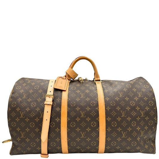 Front di un borsone da viaggio LV in canvas monogram con finiture in vacchetta naturale, munito di una tracolla regolabile e amovibile con spallaccio. Completo di dustbag, lucchetto e chiavi, tag porta address e poignet.