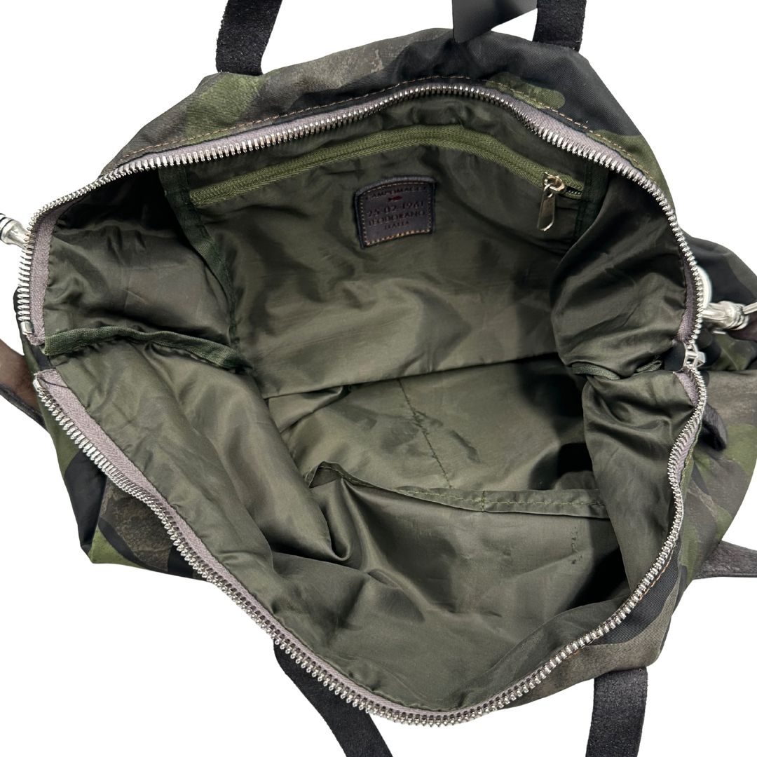 Interno di una tote Campomaggi in nylon trama camouflage, con finiture in pelle testa di moro e parti metalliche argentate. Munita di tracolla amovibile e regolabile. Completa di dustbag.