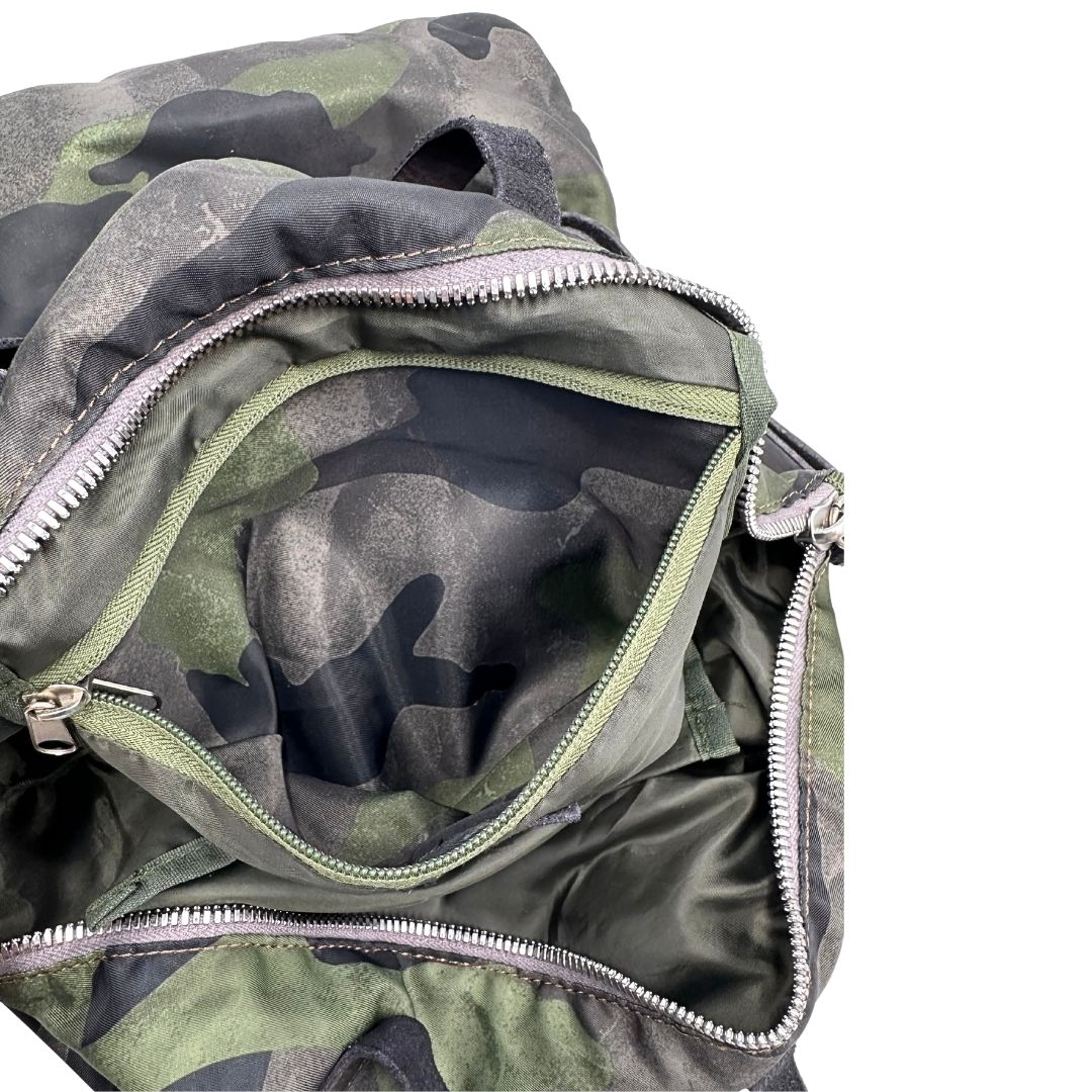 Interno di una tote Campomaggi in nylon trama camouflage, con finiture in pelle testa di moro e parti metalliche argentate. Munita di tracolla amovibile e regolabile. Completa di dustbag.
