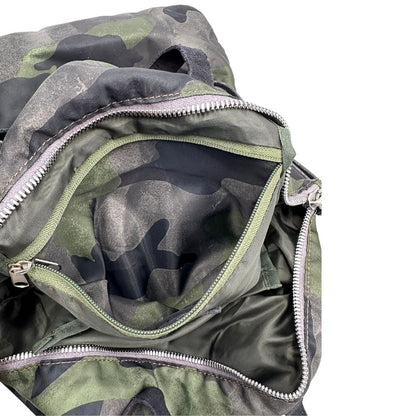 Interno di una tote Campomaggi in nylon trama camouflage, con finiture in pelle testa di moro e parti metalliche argentate. Munita di tracolla amovibile e regolabile. Completa di dustbag.