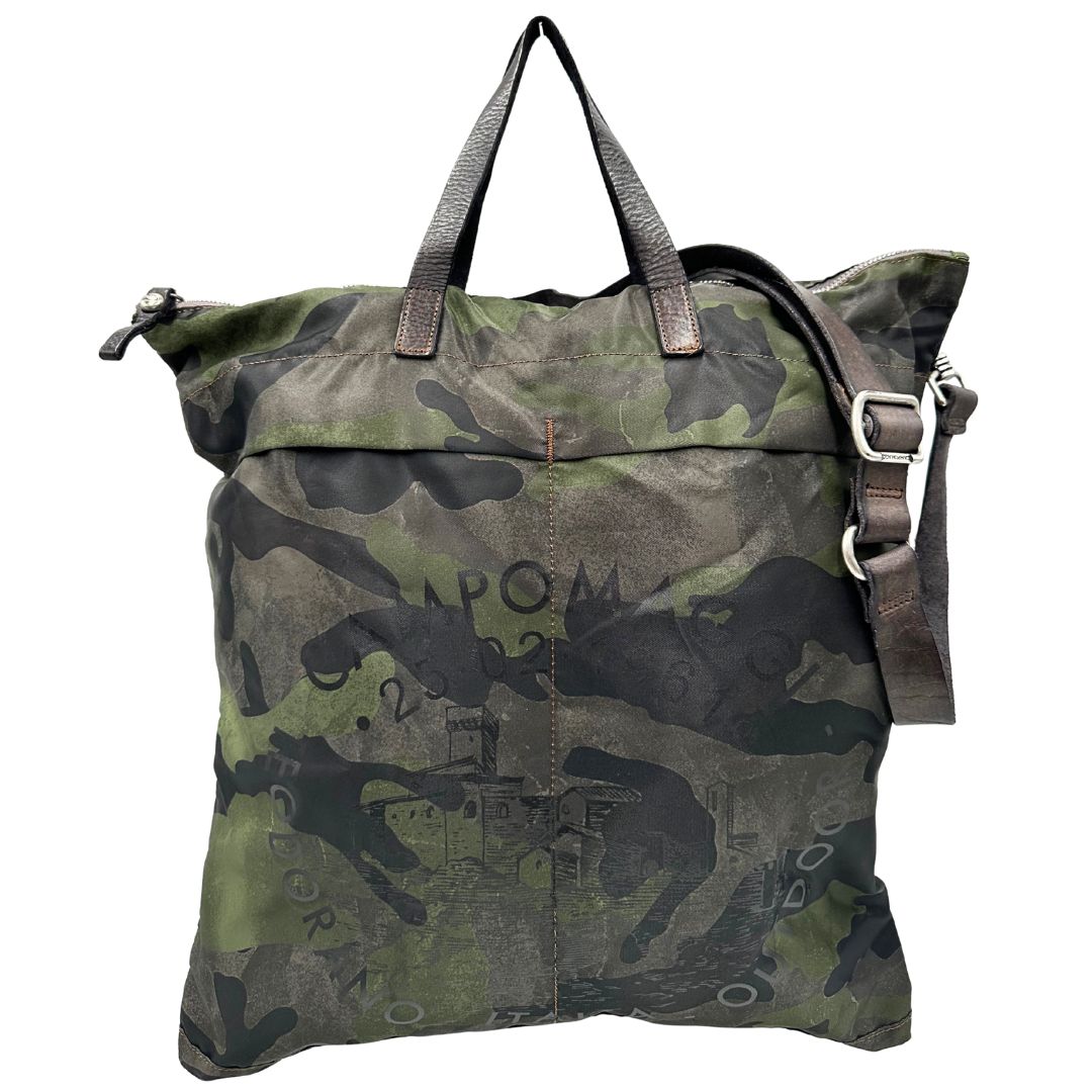 Front di una tote Campomaggi in nylon trama camouflage, con finiture in pelle testa di moro e parti metalliche argentate. Munita di tracolla amovibile e regolabile. Completa di dustbag.