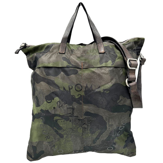 Front di una tote Campomaggi in nylon trama camouflage, con finiture in pelle testa di moro e parti metalliche argentate. Munita di tracolla amovibile e regolabile. Completa di dustbag.