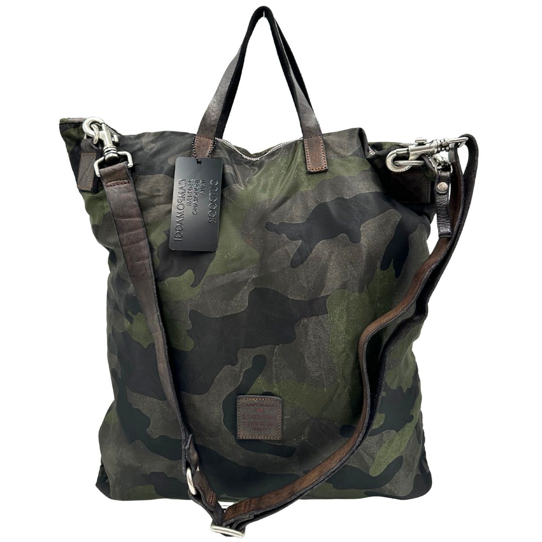 Retro di una tote Campomaggi in nylon trama camouflage, con finiture in pelle testa di moro e parti metalliche argentate. Munita di tracolla amovibile e regolabile. Completa di dustbag.
