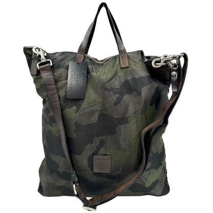 Retro di una tote Campomaggi in nylon trama camouflage, con finiture in pelle testa di moro e parti metalliche argentate. Munita di tracolla amovibile e regolabile. Completa di dustbag.