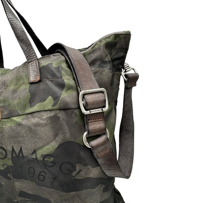 Tracolla di una tote Campomaggi in nylon trama camouflage, con finiture in pelle testa di moro e parti metalliche argentate. Munita di tracolla amovibile e regolabile. Completa di dustbag.