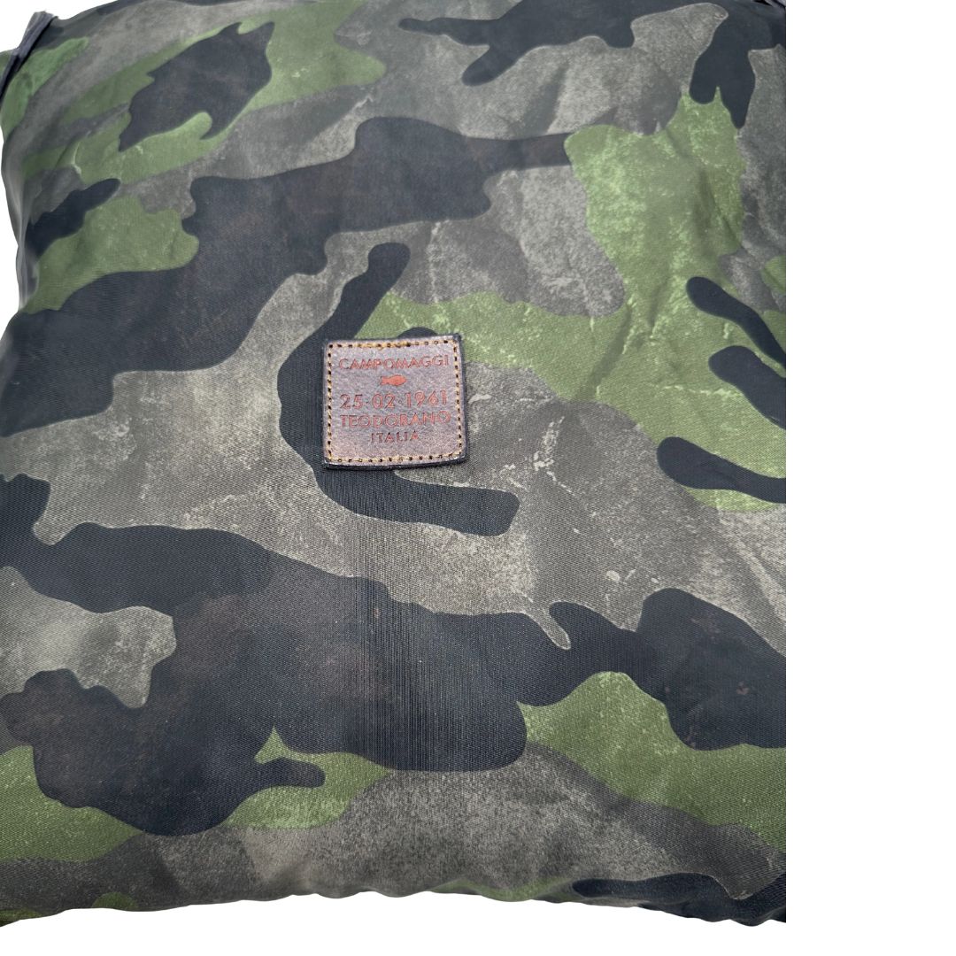 Dettagli del tessuto di una tote Campomaggi in nylon trama camouflage, con finiture in pelle testa di moro e parti metalliche argentate. Munita di tracolla amovibile e regolabile. Completa di dustbag.