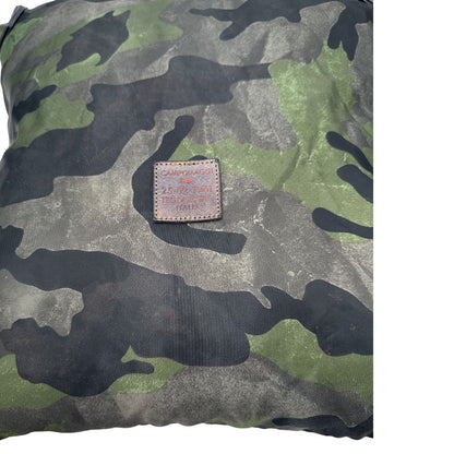 Dettagli del tessuto di una tote Campomaggi in nylon trama camouflage, con finiture in pelle testa di moro e parti metalliche argentate. Munita di tracolla amovibile e regolabile. Completa di dustbag.
