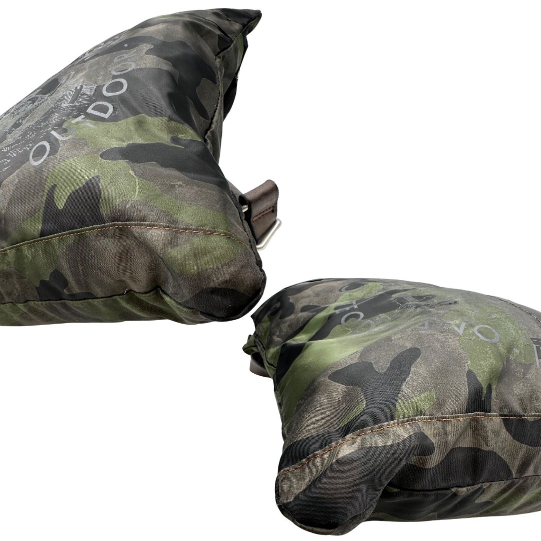 Angoli di una tote Campomaggi in nylon trama camouflage, con finiture in pelle testa di moro e parti metalliche argentate. Munita di tracolla amovibile e regolabile. Completa di dustbag.