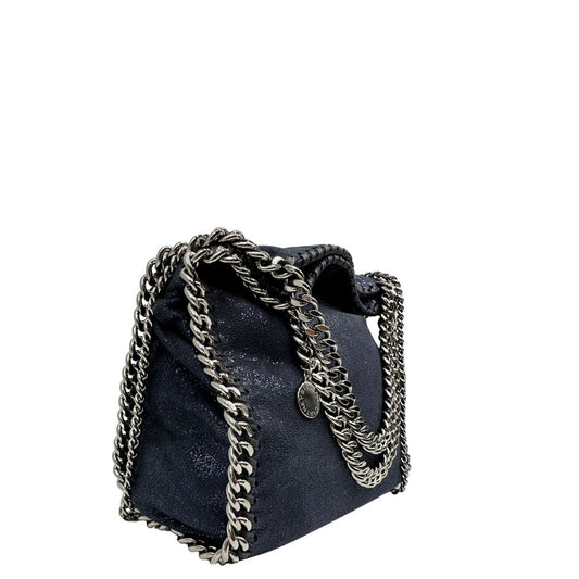 Lato destro di una Borsa Stella McCartney Falabella in tessuto vegano blu notte con parti metalliche argentate. Completa di dustbag. Originale, usata, di lusso, in condizioni eccellenti.