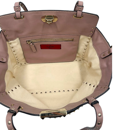 interno Borsa Valentino Garavani in pelle rosa con parti metalliche dorate; impreziosita da borchie piramidali e munita di doppi manici e una tracolla amovibile. Completa di dustbag, di lusso, originale, usata. 