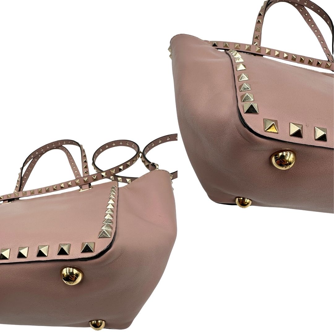 angoli Borsa Valentino Garavani in pelle rosa con parti metalliche dorate; impreziosita da borchie piramidali e munita di doppi manici e una tracolla amovibile. Completa di dustbag, di lusso, originale, usata. 