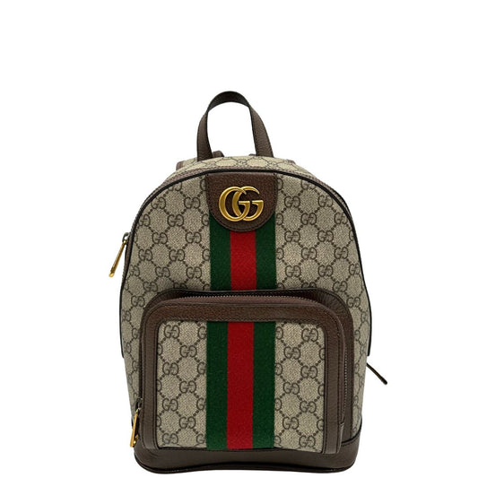 Front di uno zaino Gucci in canvas beige GG con finiture in pelle marroni e parti metalliche dorate. Iconica striscia Web in verde/rosso sul front, con cinghie regolabili. Full set.