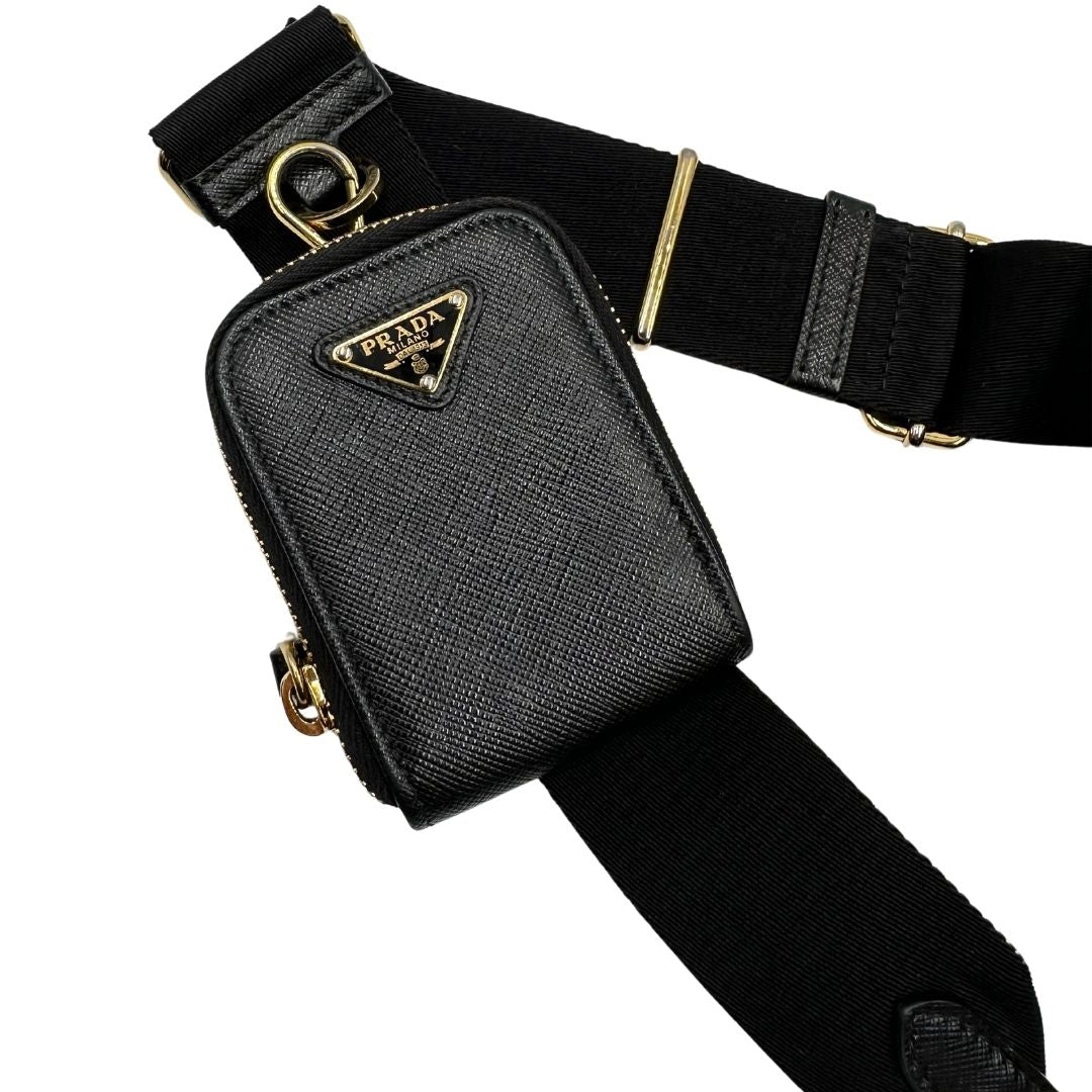 Pouch amovibile di una borsa Prada in pelle saffiano nera, con parti metalliche dorate. Dotata di una tracolla in tessuto regolabile ed amovibile e di una tracollina in catena. Munita di clochette porta chiavi. Indossabile a spalla o a tracolla. Full set.