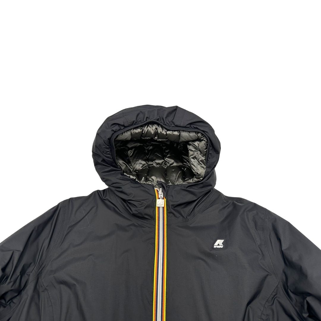 Piumino reversibile in 100% nylon nero dal lato trapuntato antracite, di lusso, originale, ottime condizioni.