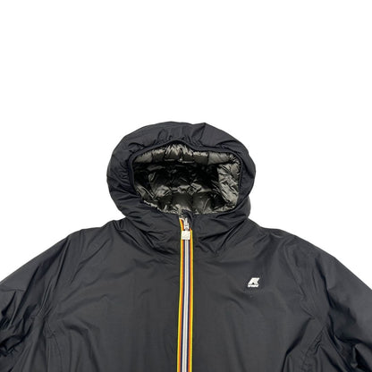 Piumino reversibile in 100% nylon nero dal lato trapuntato antracite, di lusso, originale, ottime condizioni.