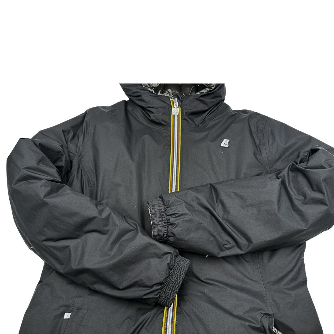 Piumino reversibile in 100% nylon nero dal lato trapuntato antracite, di lusso, originale, ottime condizioni.