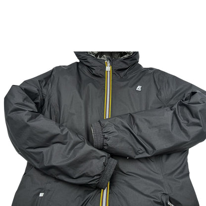 Piumino reversibile in 100% nylon nero dal lato trapuntato antracite, di lusso, originale, ottime condizioni.