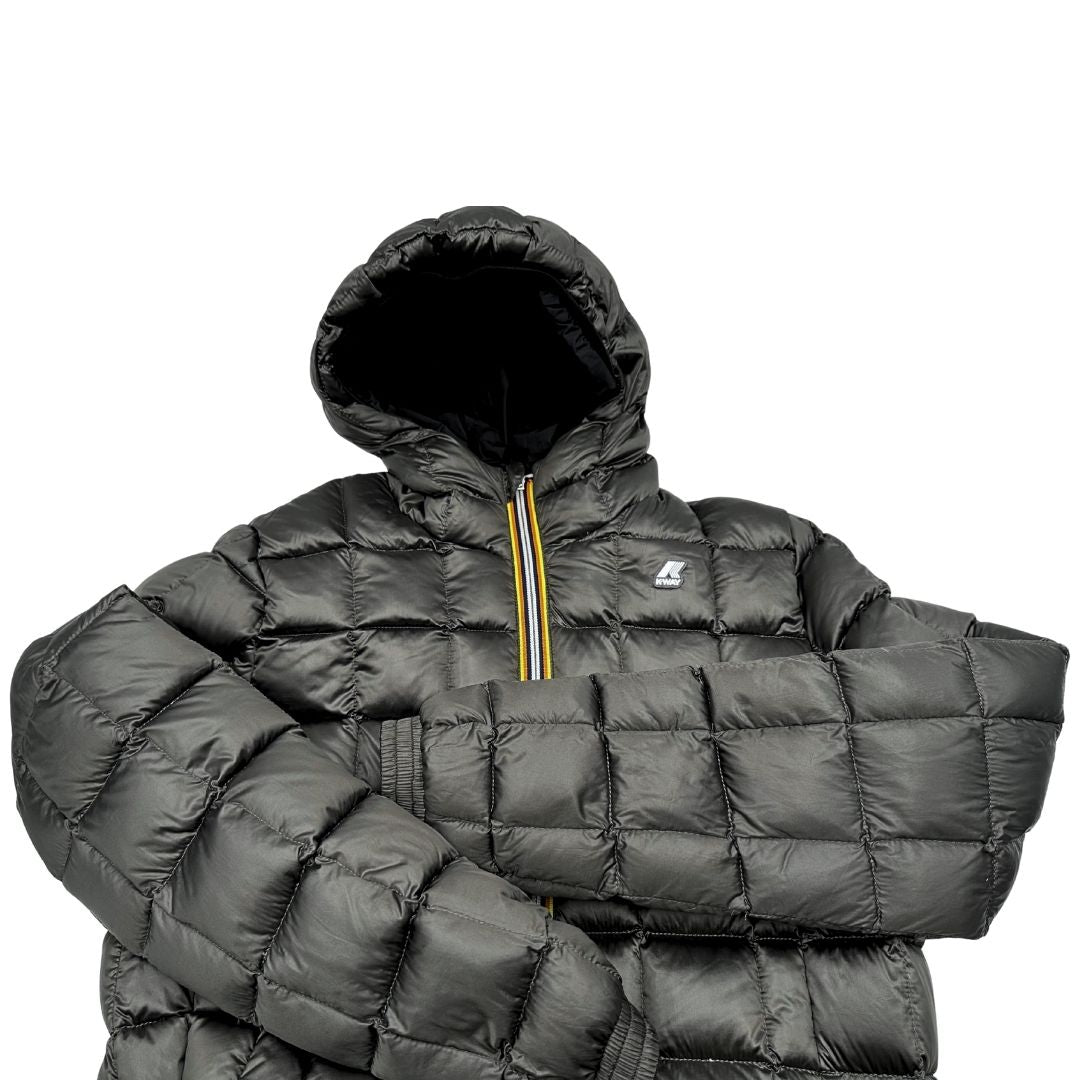 Piumino reversibile in 100% nylon nero dal lato trapuntato antracite, di lusso, originale, ottime condizioni.