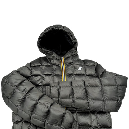 Piumino reversibile in 100% nylon nero dal lato trapuntato antracite, di lusso, originale, ottime condizioni.