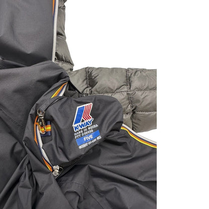 Piumino reversibile in 100% nylon nero dal lato trapuntato antracite, di lusso, originale, ottime condizioni.