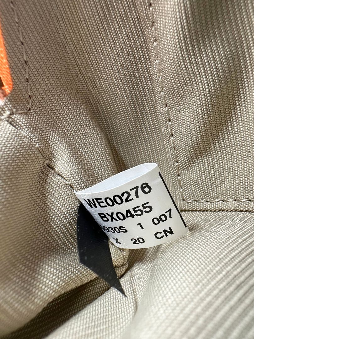 interno Pochette Furla in canvas rosa con stampe di lucchetti sul front e parti metalliche dorate, di lusso, originale, usata. 