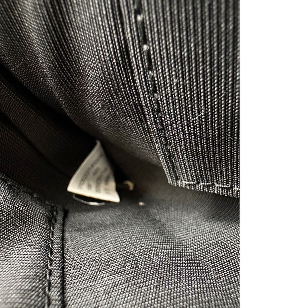 Pochette Furla in pelle martellata champagne con parti metalliche dorate. Rifinita con logo lettering sul front. Completa di polsino e dustbag.