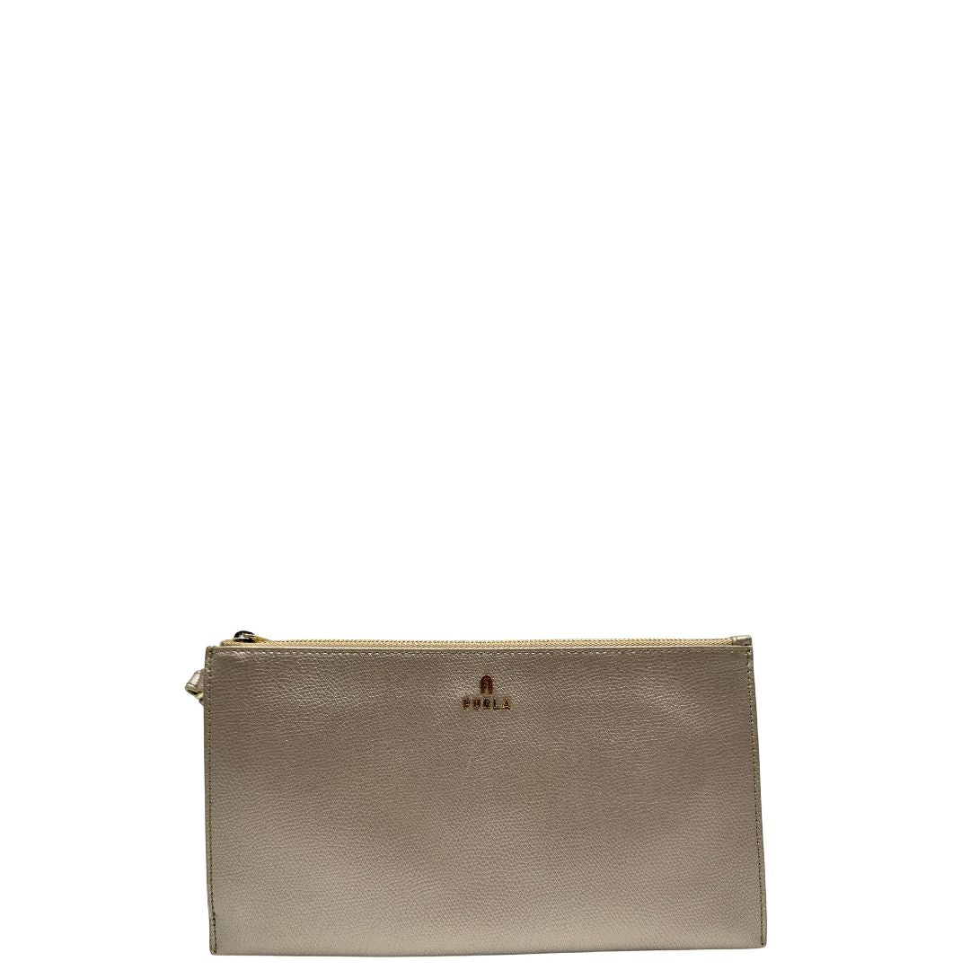 Front di una pochette Furla in pelle martellata champagne con parti metalliche dorate. Rifinita con logo lettering sul front. Completa di polsino e dustbag.