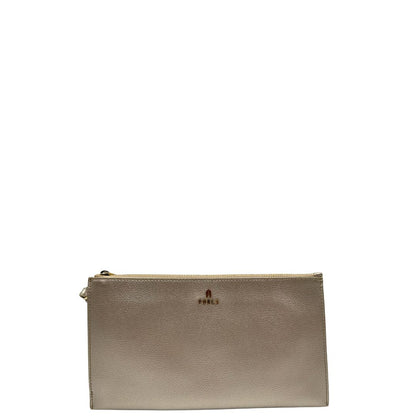 Front di una pochette Furla in pelle martellata champagne con parti metalliche dorate. Rifinita con logo lettering sul front. Completa di polsino e dustbag.