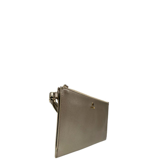 Laterale sinistro di una pochette Furla in pelle martellata champagne con parti metalliche dorate. Rifinita con logo lettering sul front. Completa di polsino e dustbag.