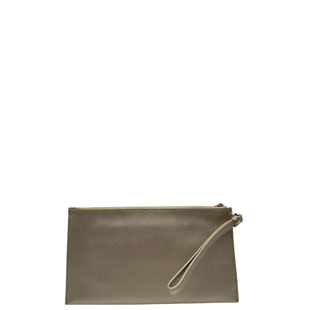 Retro di una pochette Furla in pelle martellata champagne con parti metalliche dorate. Rifinita con logo lettering sul front. Completa di polsino e dustbag.