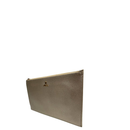 Laterale destro di una pochette Furla in pelle martellata champagne con parti metalliche dorate. Rifinita con logo lettering sul front. Completa di polsino e dustbag.